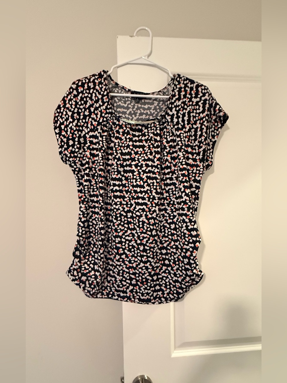 🔥$10 FINAL PRICE🔥 AUW Black Short Sleeve Blouse with White and Coral Dot Print